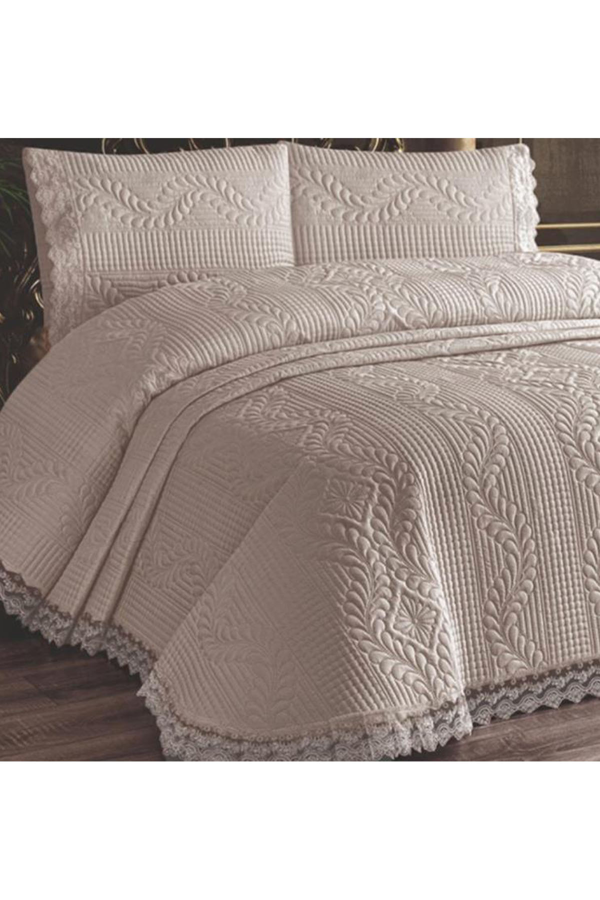 Picture of Limena Dantelli Kapitoneli Ultrasonik Çift Kişilik Yatak Örtüsü Açık Cappucino