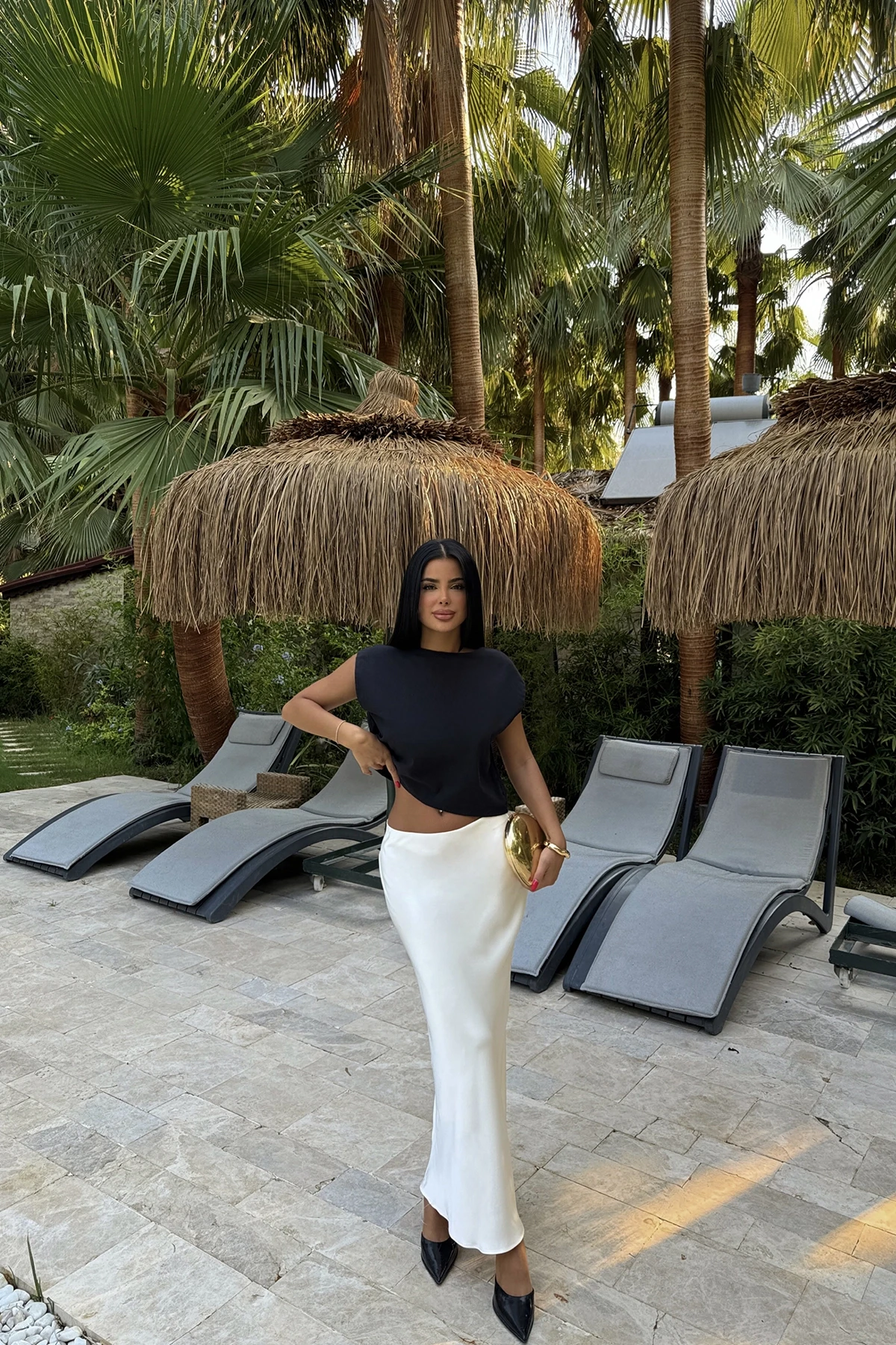 Picture of black back bow detail crop