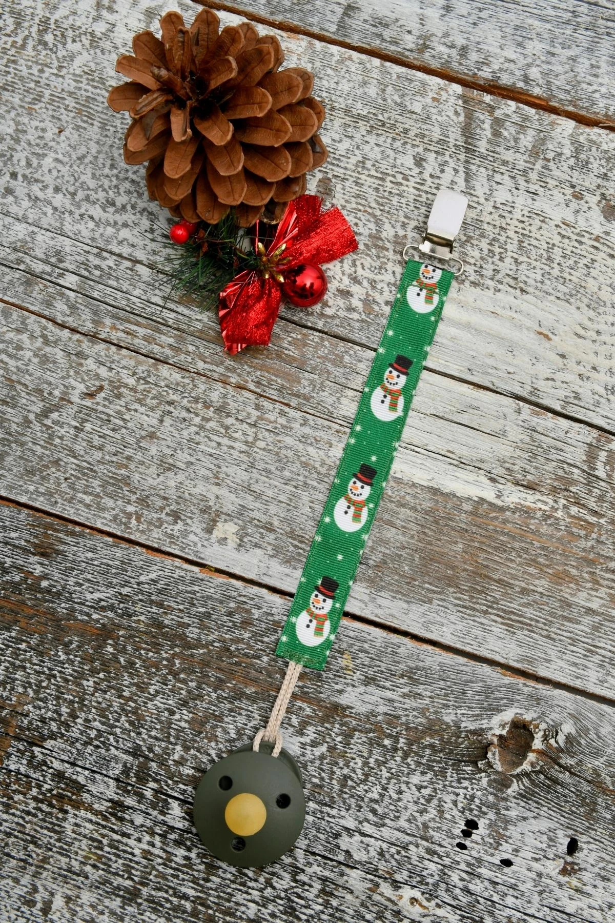 Picture of İkinci Şans - Kardan Adam Desenli Yeşil Emzik Askısı - Yılbaşı Özel Koleksiyonu