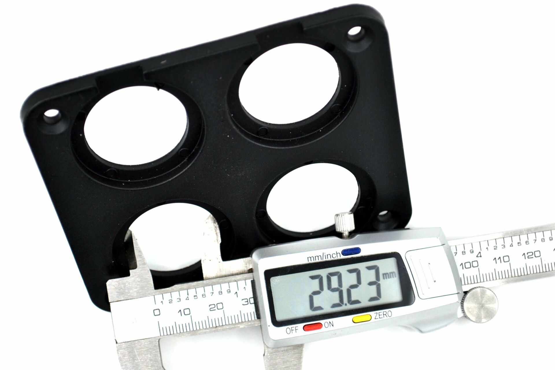 Picture of 4 Yuvarlak Delikli Pano Montaj Port Plastik Yuva Çakmak USB Panel MT-SK64