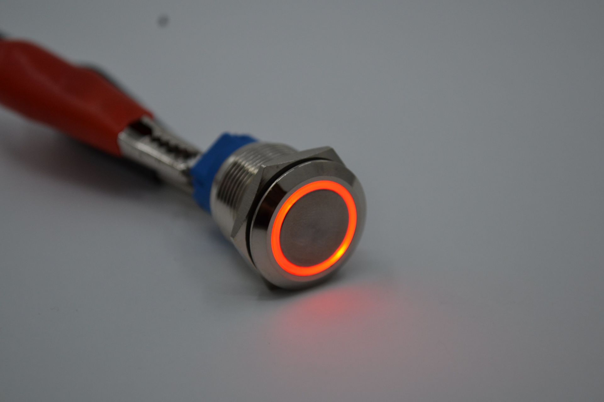 Picture of 19mm Kalıcı Metal Anahtar Kırmızı Işıklı 1NO/1NC 12V 24V 1-0 MT-ANK22