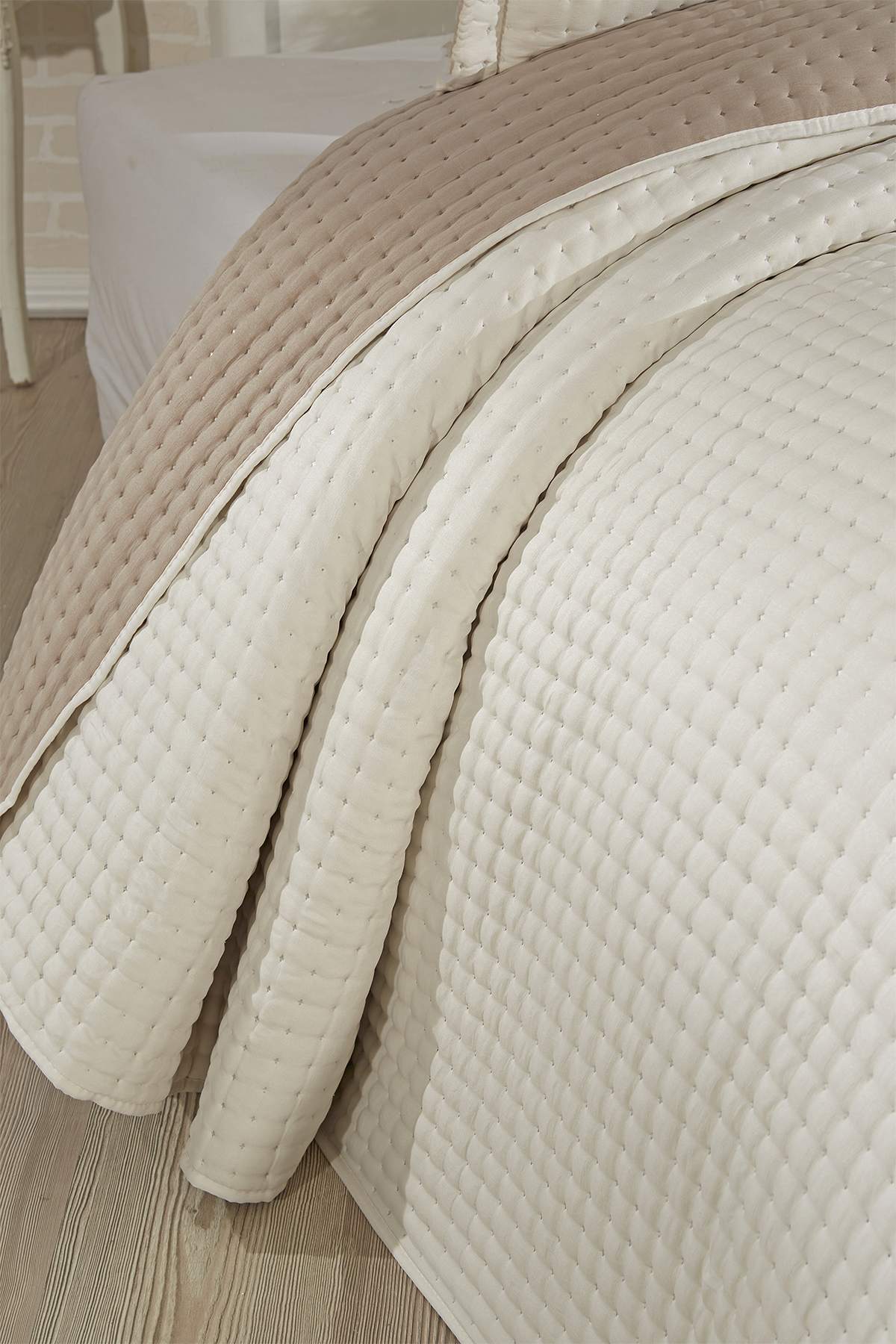 Picture of Elisa Dolgulu Çift Taraflı Tek Kişilik 180x240 Cm Yatak Örtüsü Krem