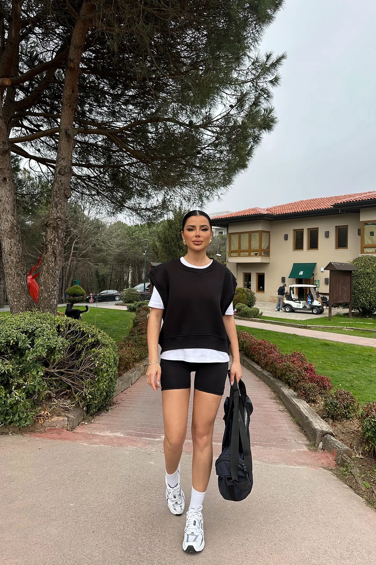 Picture of Black Alice Zero Sleeve Sweat