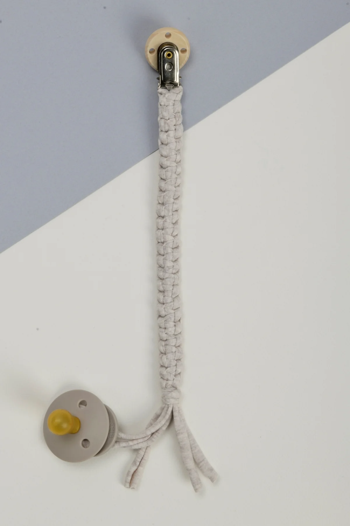 Picture of El Örmesi Doğal Ahşap Emzik Askısı - Penguen - Gri