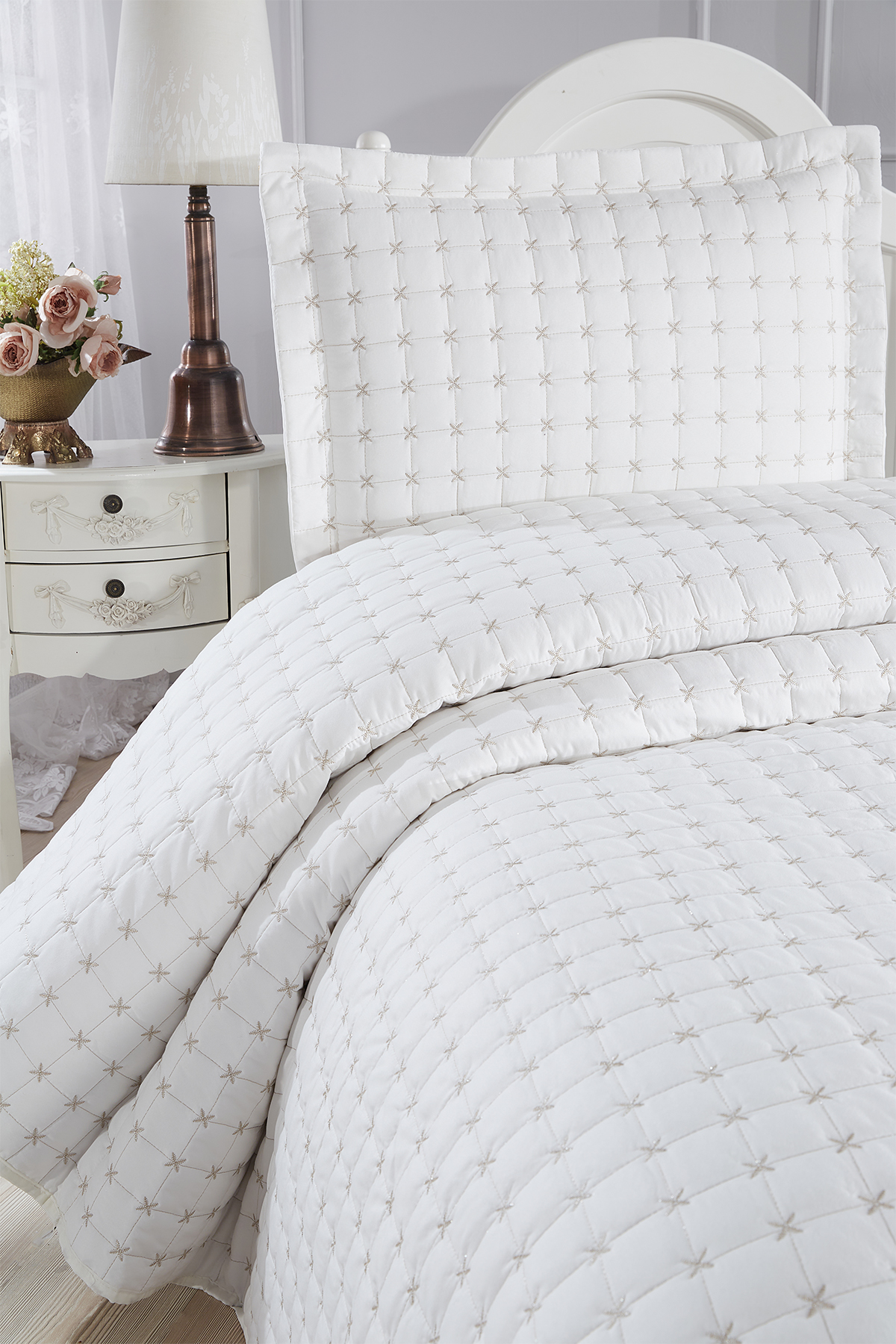 Picture of Yıldız Tek Kişilik Kapitoneli Yatak Örtüsü Krem