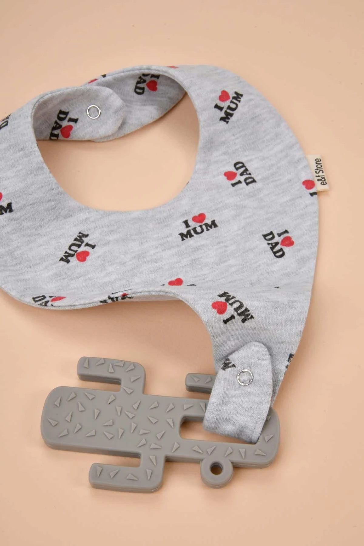 Picture of İkinci Şans - Emzik Tutucu Mama Önlüğü - I Love Dad I Love Mom Desenli Gri Pamuk Kumaş