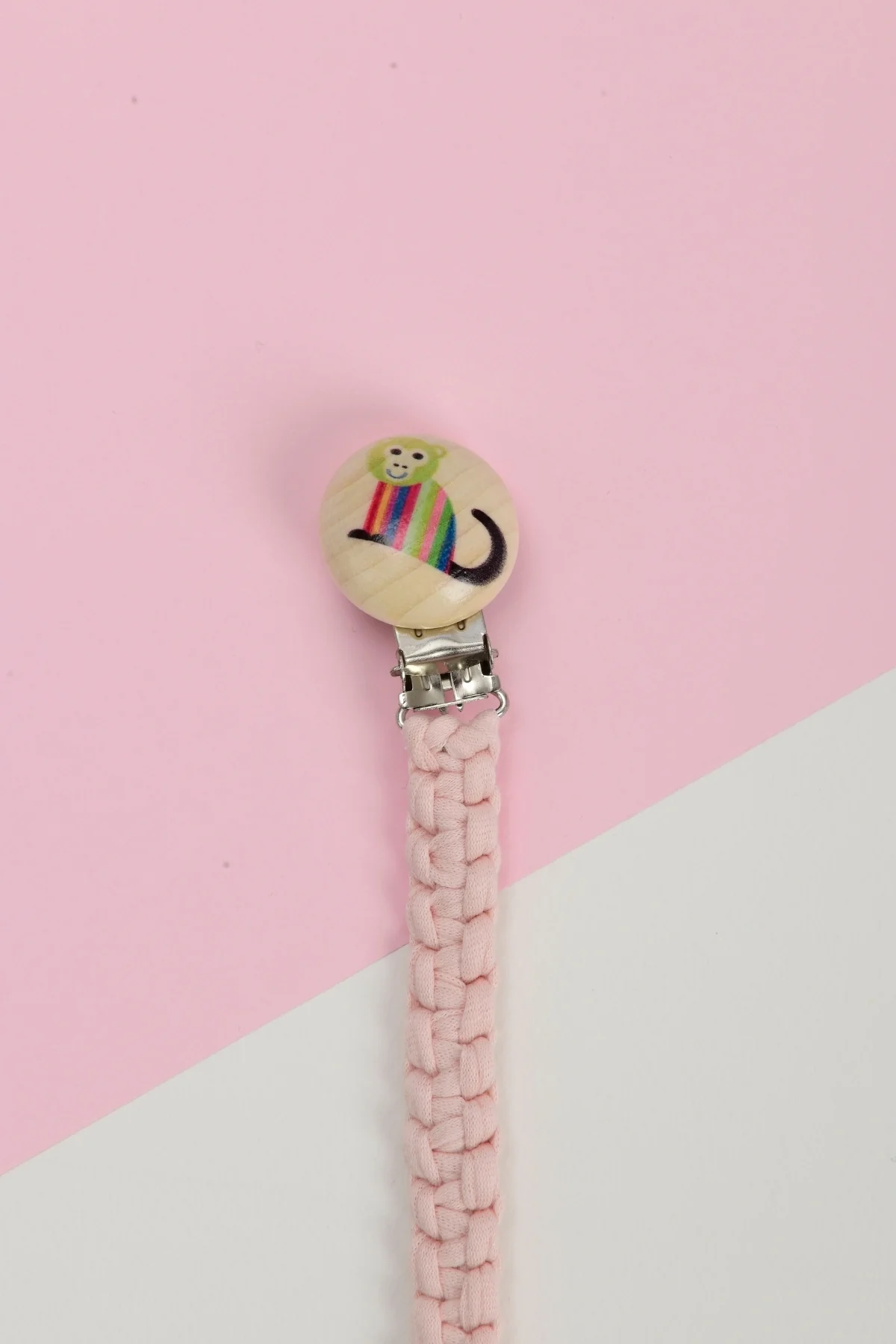 Picture of El Örmesi Doğal Ahşap Emzik Askısı - Maymun - Pembe