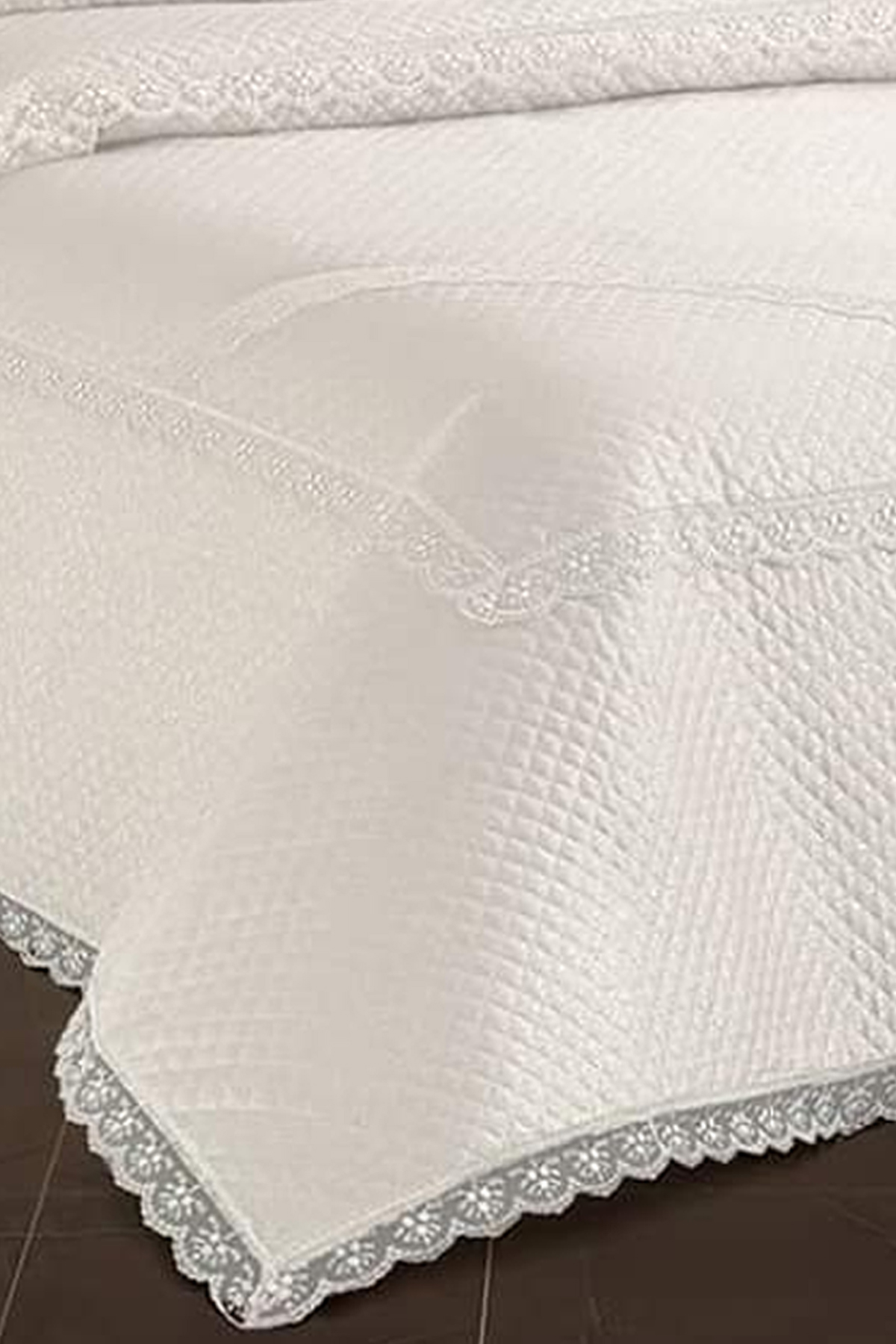 Picture of Gelincik Kapitoneli Fransız Güpürlü Yatak Örtüsü Krem