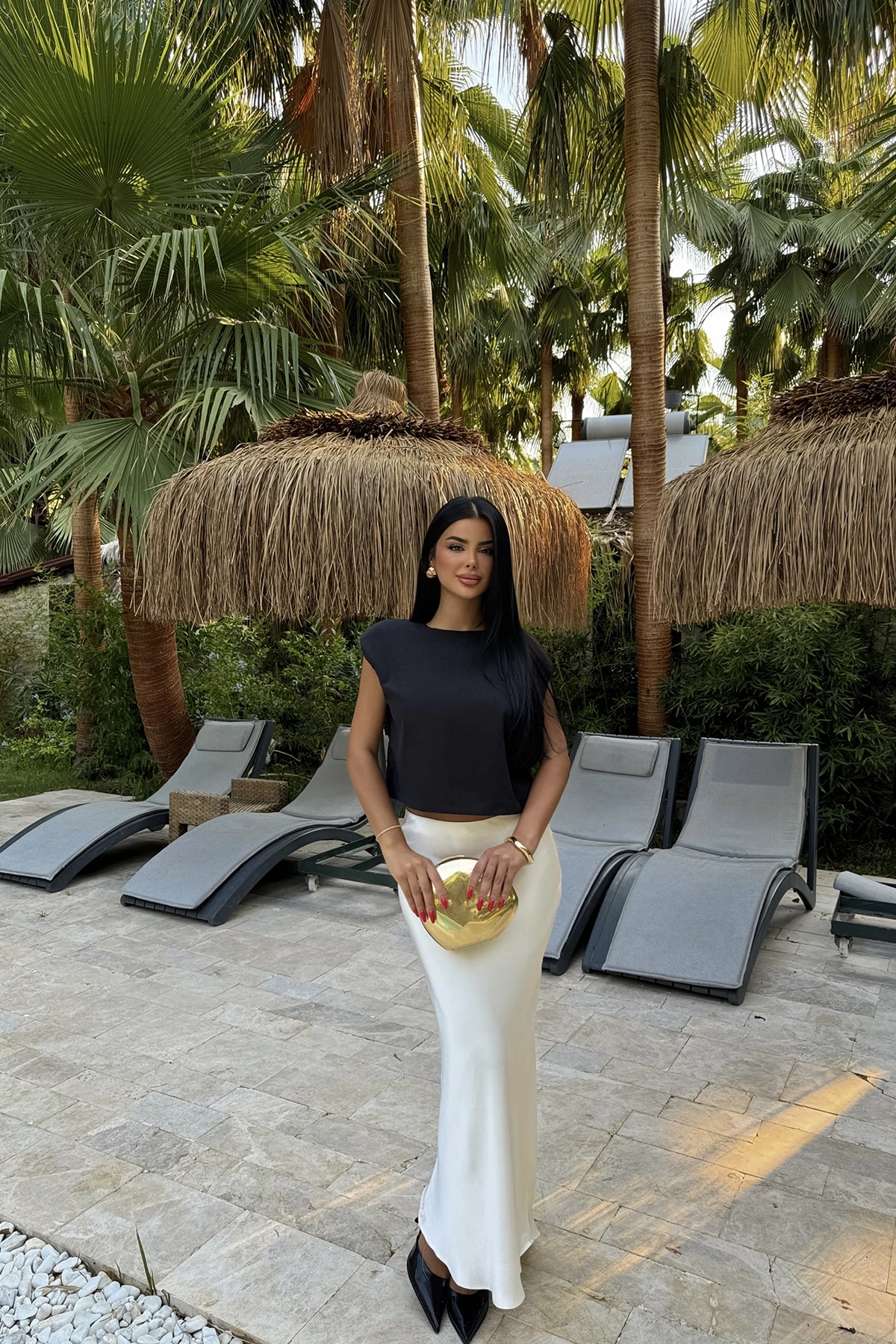 Picture of black back bow detail crop