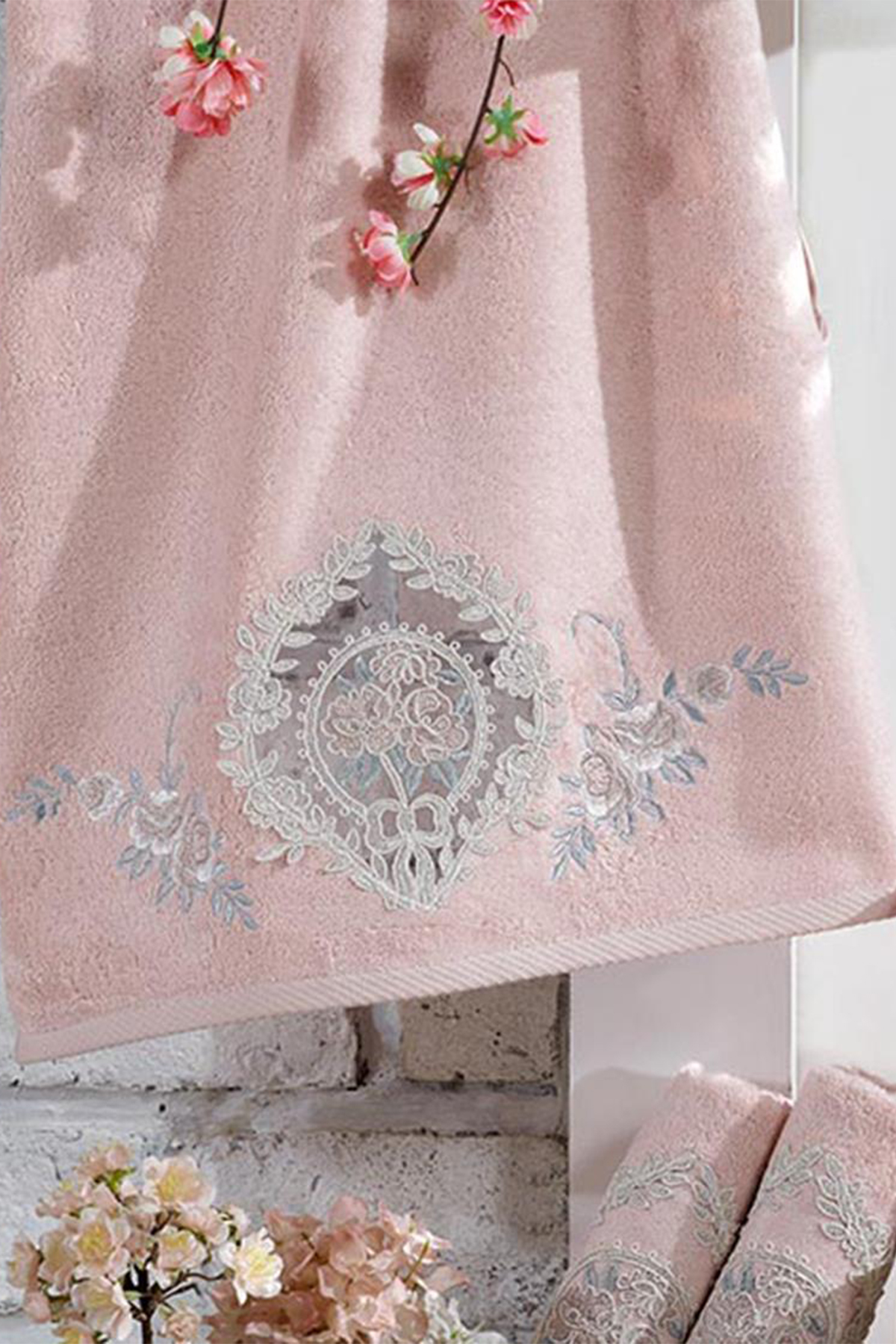 Picture of Fransız Güpürlü Nakışlı Gonca Çeyizlik Bambu Havlu Pudra