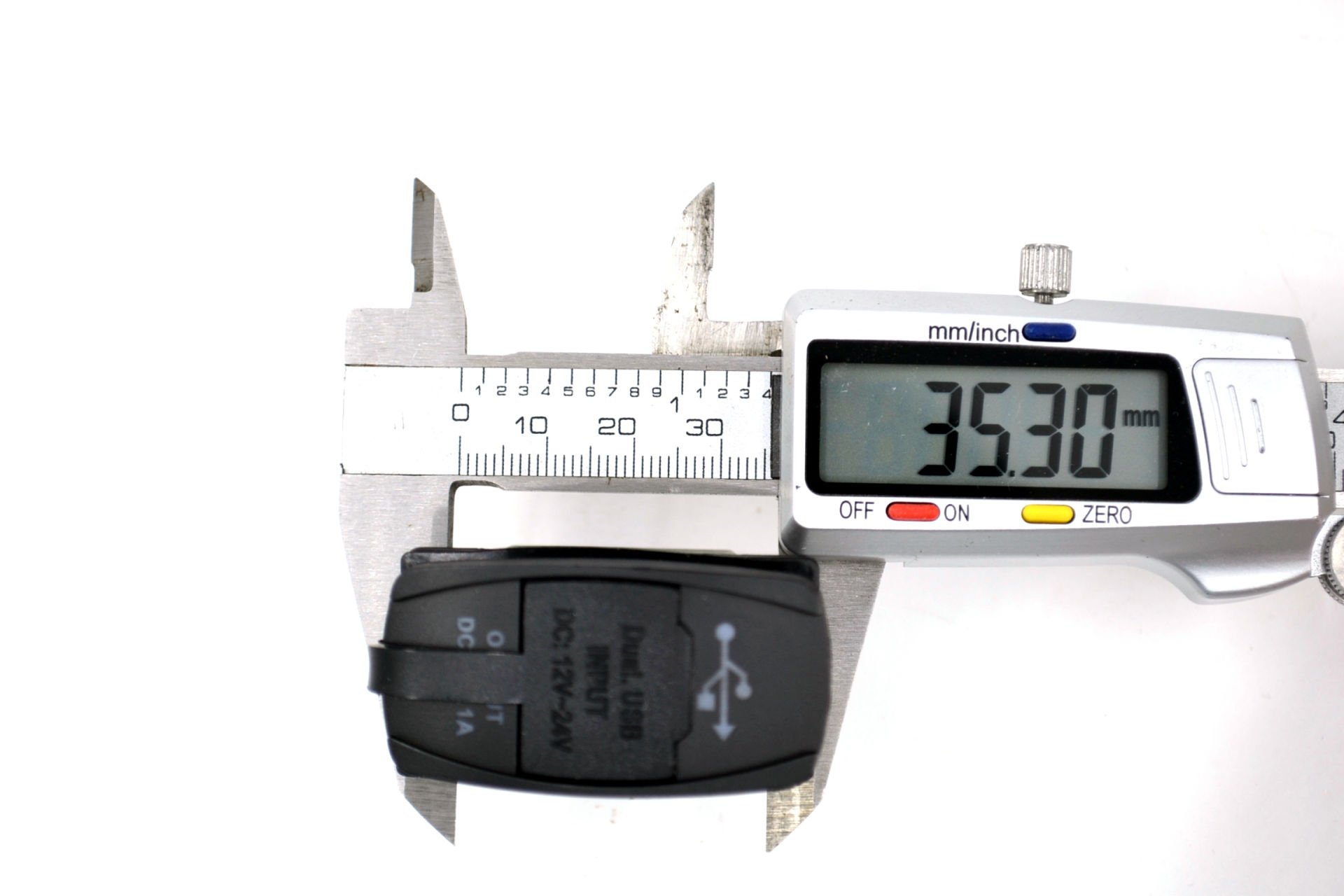 Picture of 12V 24V DC USB 3,1A Şarj Port Dikdörtgen Kırmızı Işık MT-SK51
