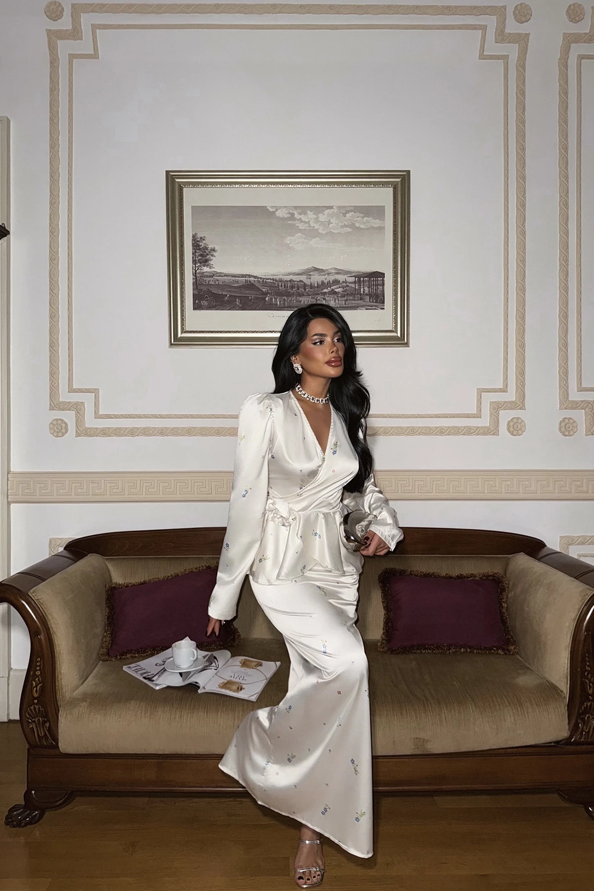 Picture of White Rose Detail Satin Set