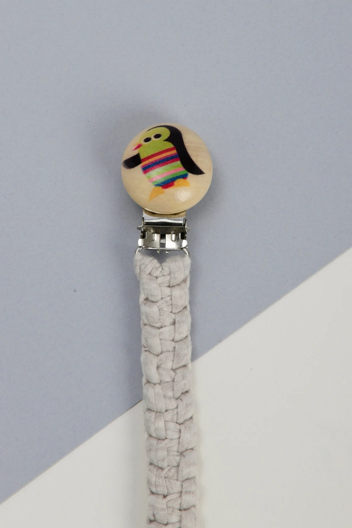 Picture of El Örmesi Doğal Ahşap Emzik Askısı - Penguen - Gri