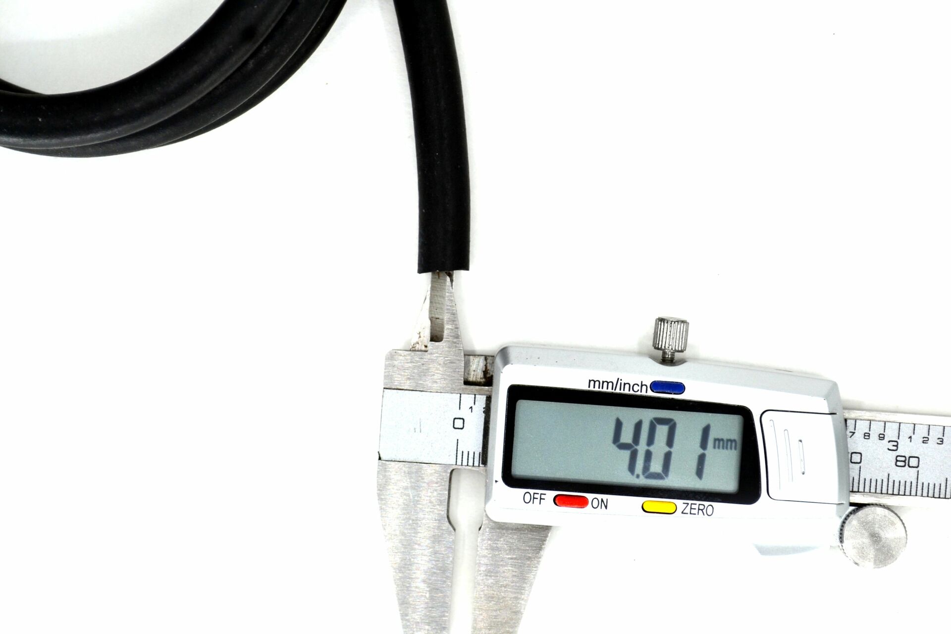 Picture of 4mm Takviyeli Akaryakıt Dizel Benzin Hortumu Siyah