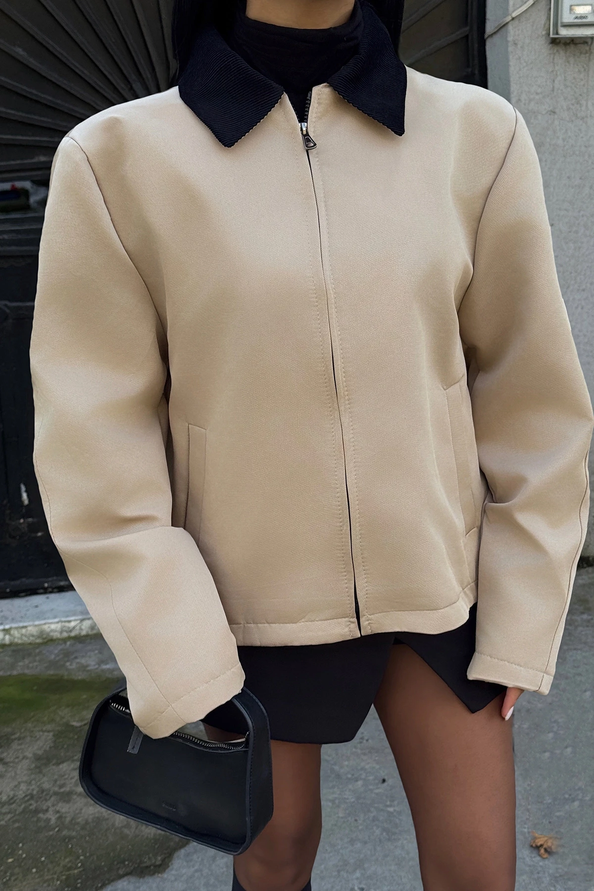 Picture of Cream Pocket Detailed Zippered Jacket