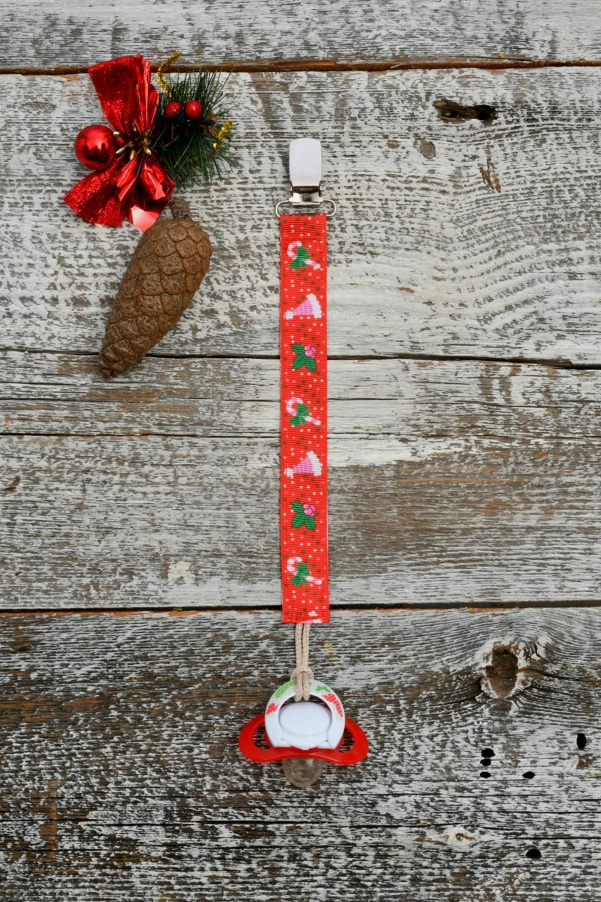 Picture of Noel Desenli Kırmızı Emzik Askısı - Yılbaşı Özel Koleksiyonu