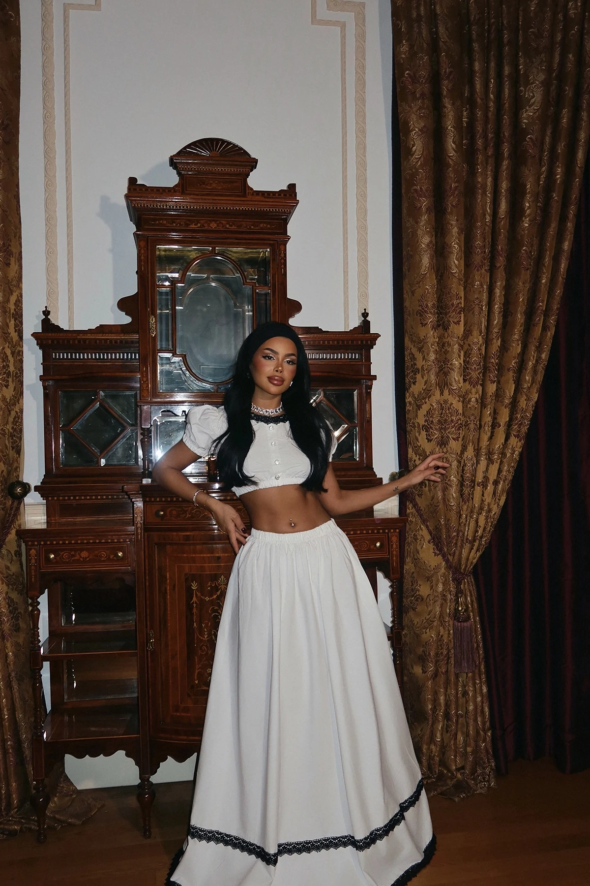 Picture of White Skirt Suit