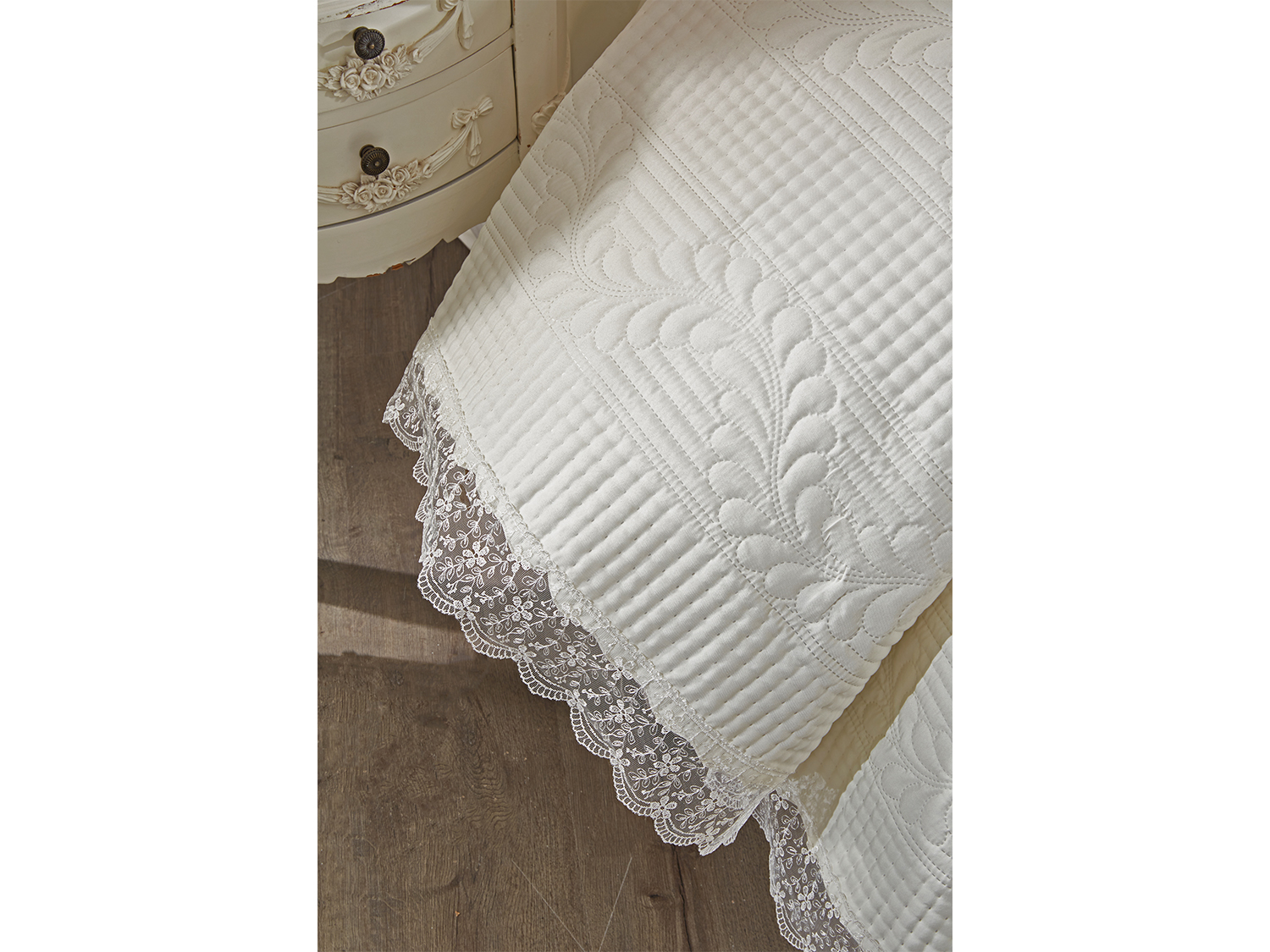 Picture of Limena Dantelli Kapitoneli Ultrasonik Çift Kişilik Yatak Örtüsü Krem