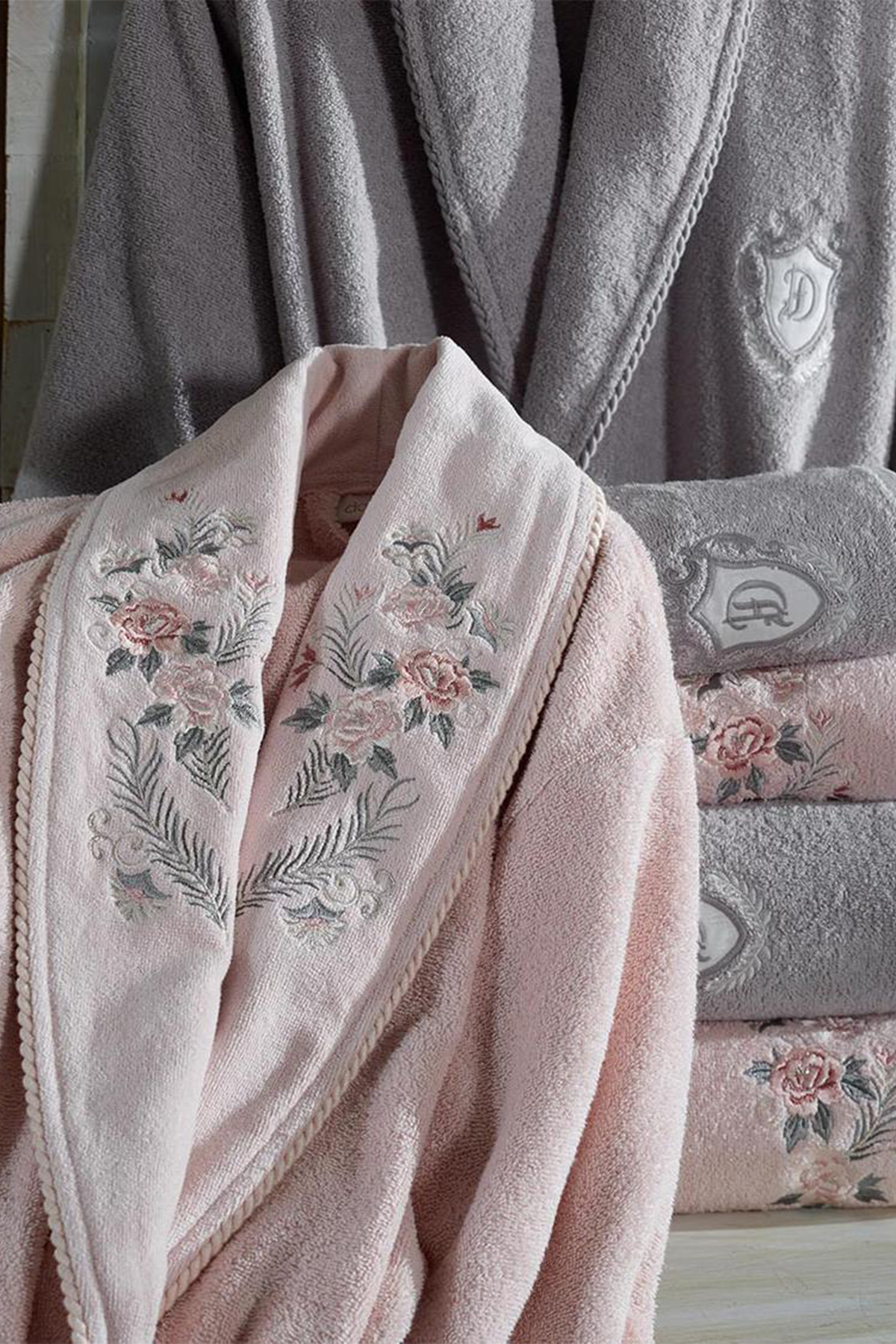 Picture of Larosa Lüks Nakışlı Pamuk Bornoz Takımı Pudra Gri