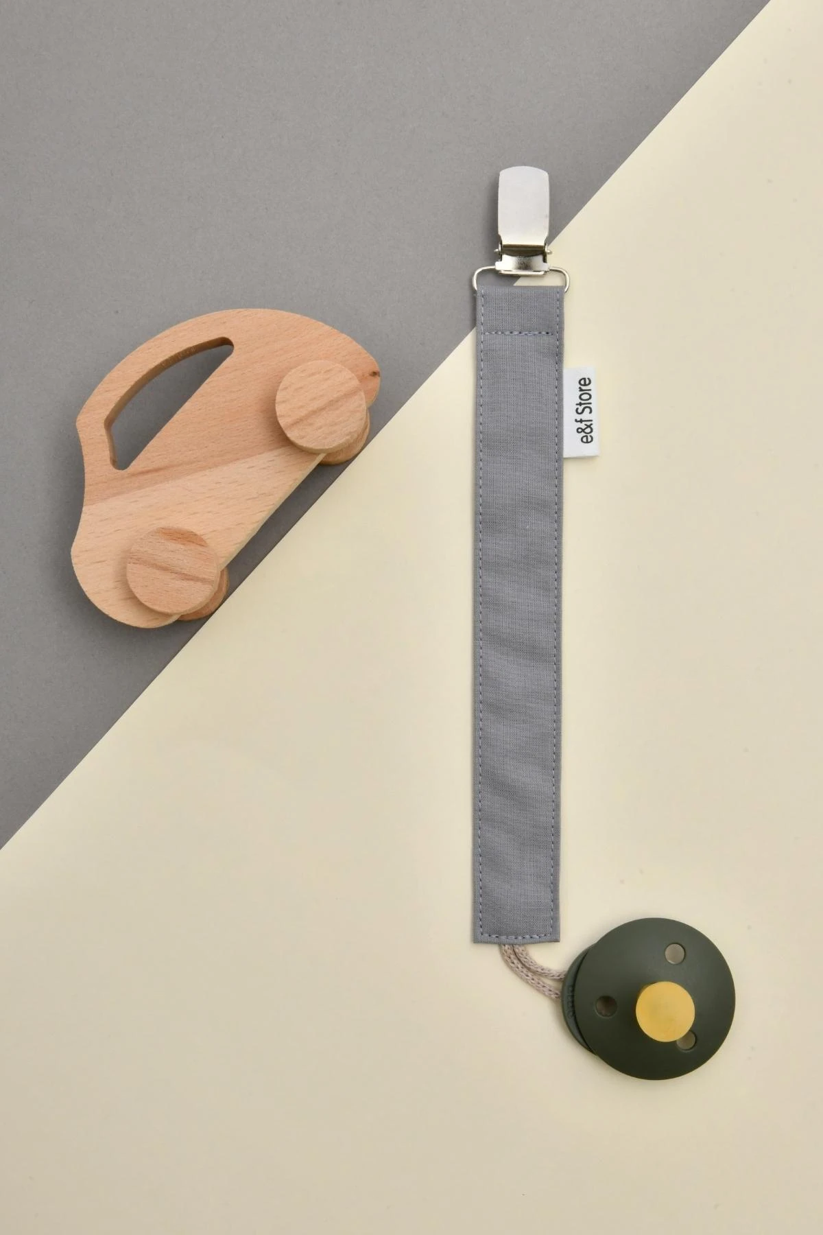 Picture of İkinci Şans - Organik Sertifikalı Çift Katlı Müslin Mama Önlüğü ve %100 Pamuk Gri Emzik Askısı Seti