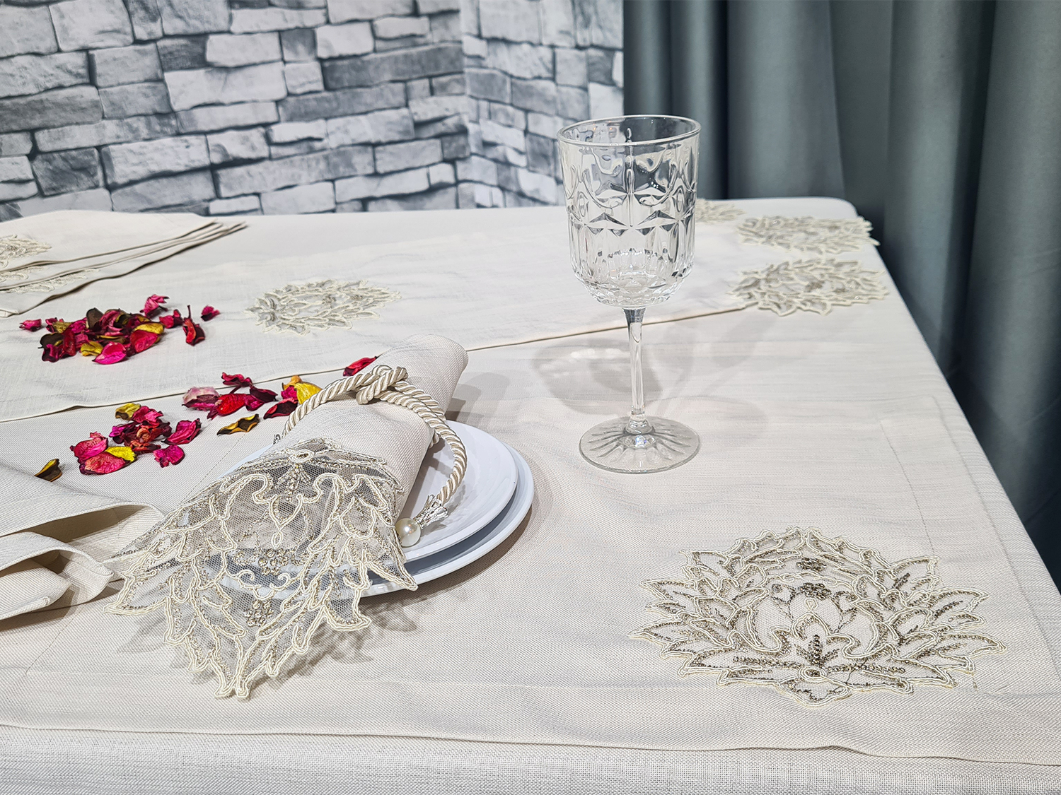 Picture of Fransız Dantelli El İşi Çınar 34 Parça Amerikan Servis Seti Cappucino