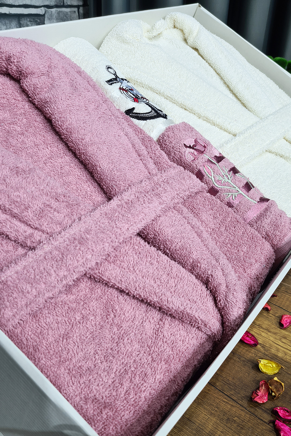 Picture of Çeyizlik Aile Bornoz Seti 4 Parça Gül Kurusu Krem