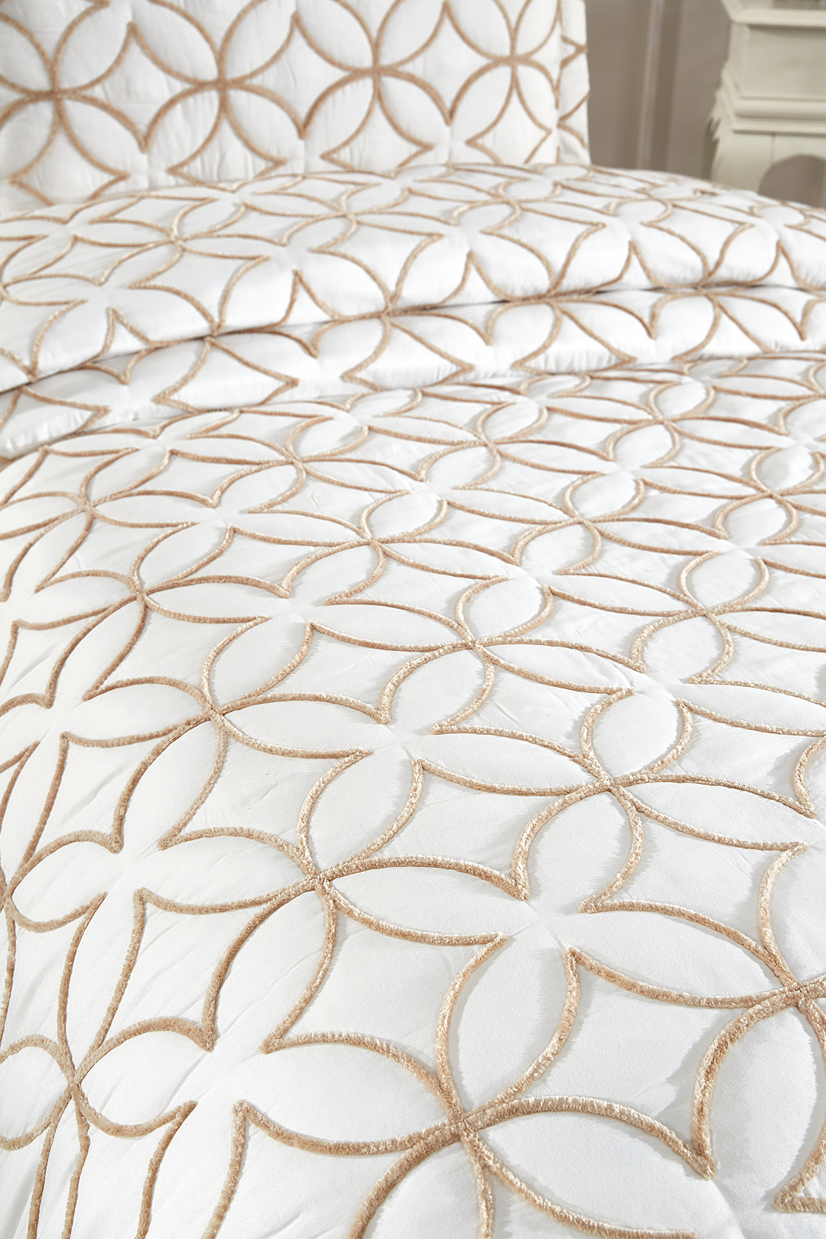 Picture of Parolin Tek Kişilik Kapitoneli Yatak Örtüsü Krem Gold