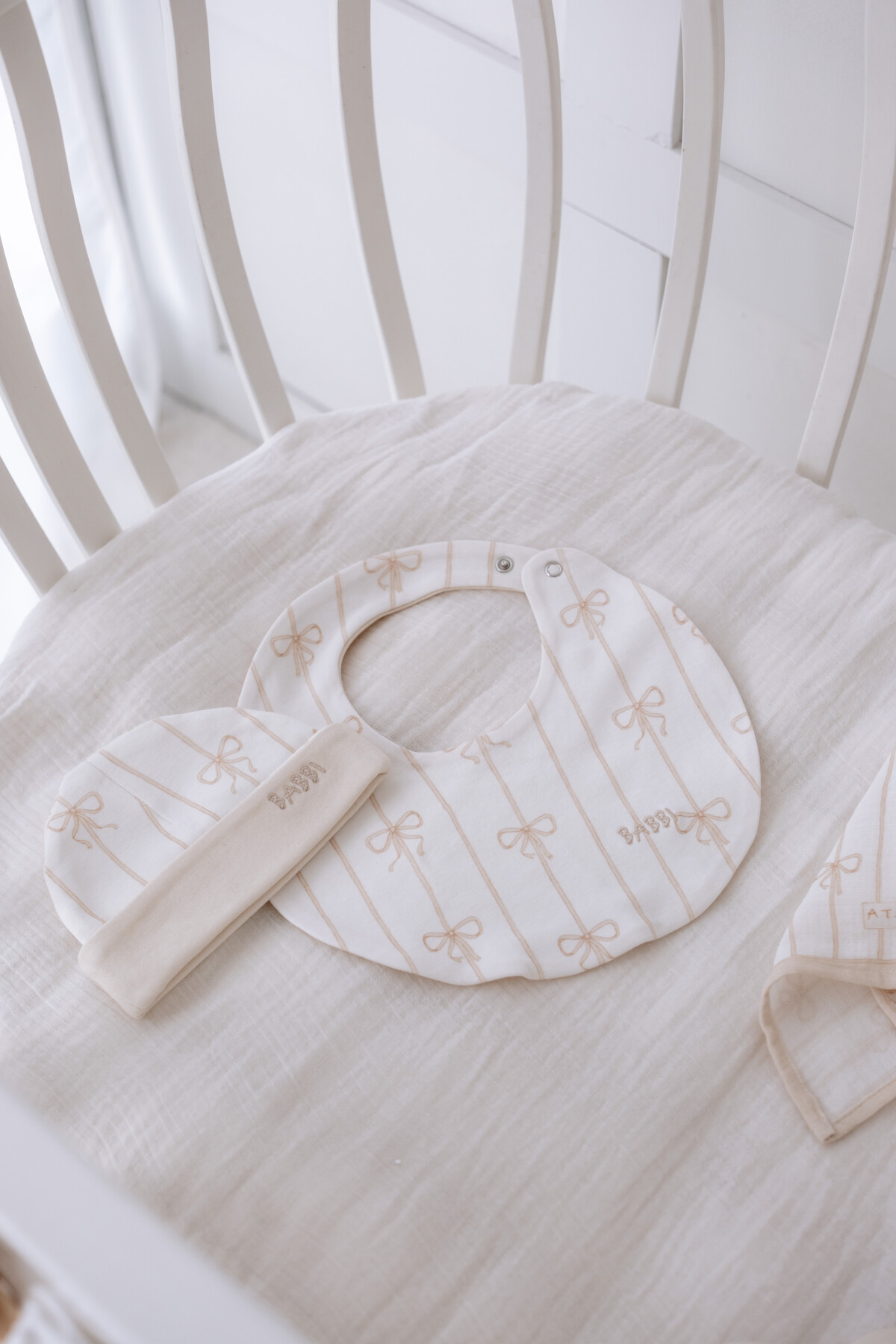 Picture of Yenidoğan Önlük & Şapka Seti - Kurdele / Bej